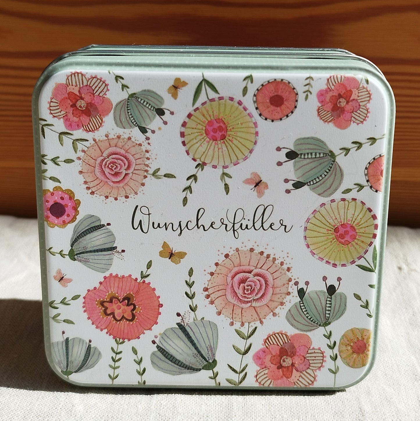 Geschenkdose „Wunscherfüllung“ mit bunten Blumen