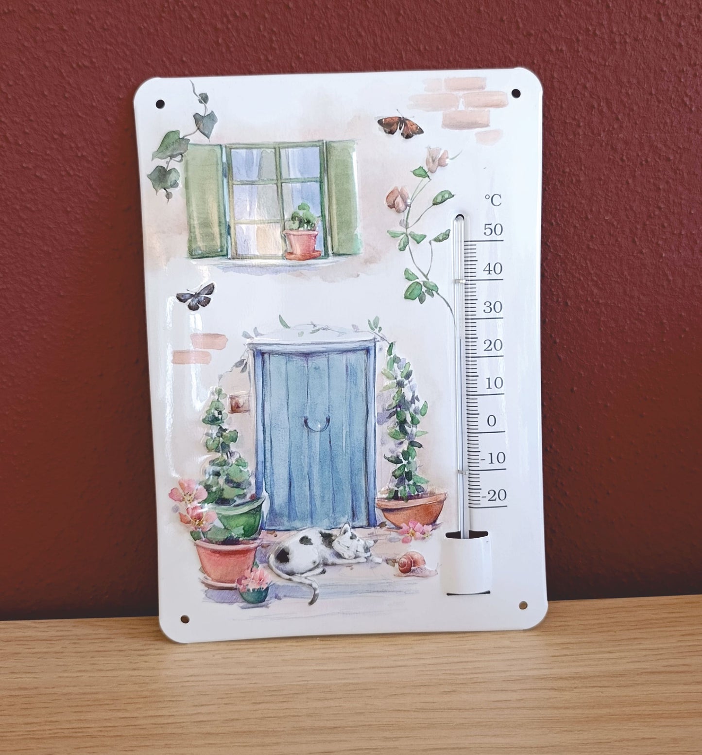 Thermometer aus Blech im toskanischen Stil – mit schlafender Katze