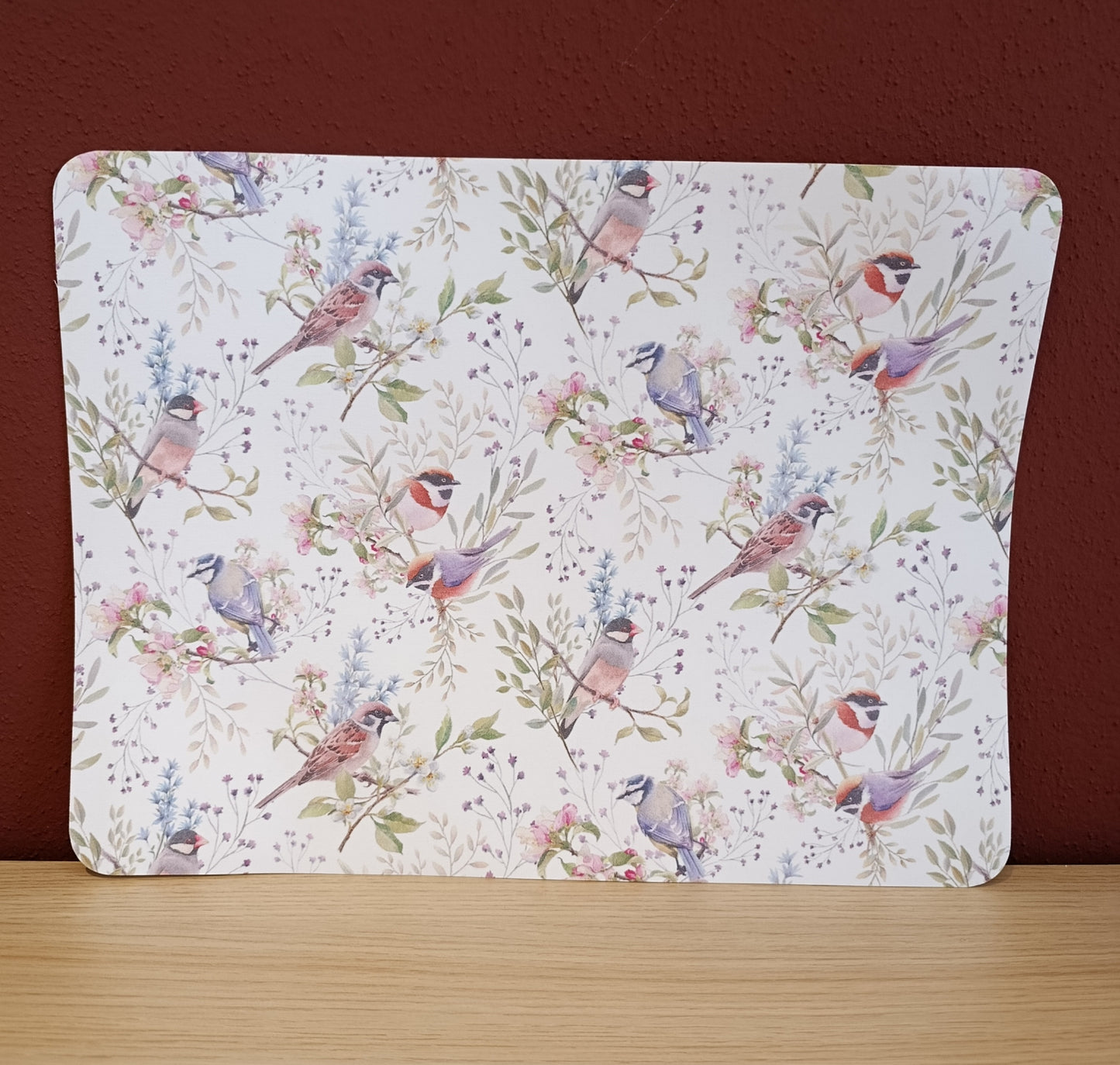 Abwischbares Platzdeckchen mit Vogel- & Blumenmotiv