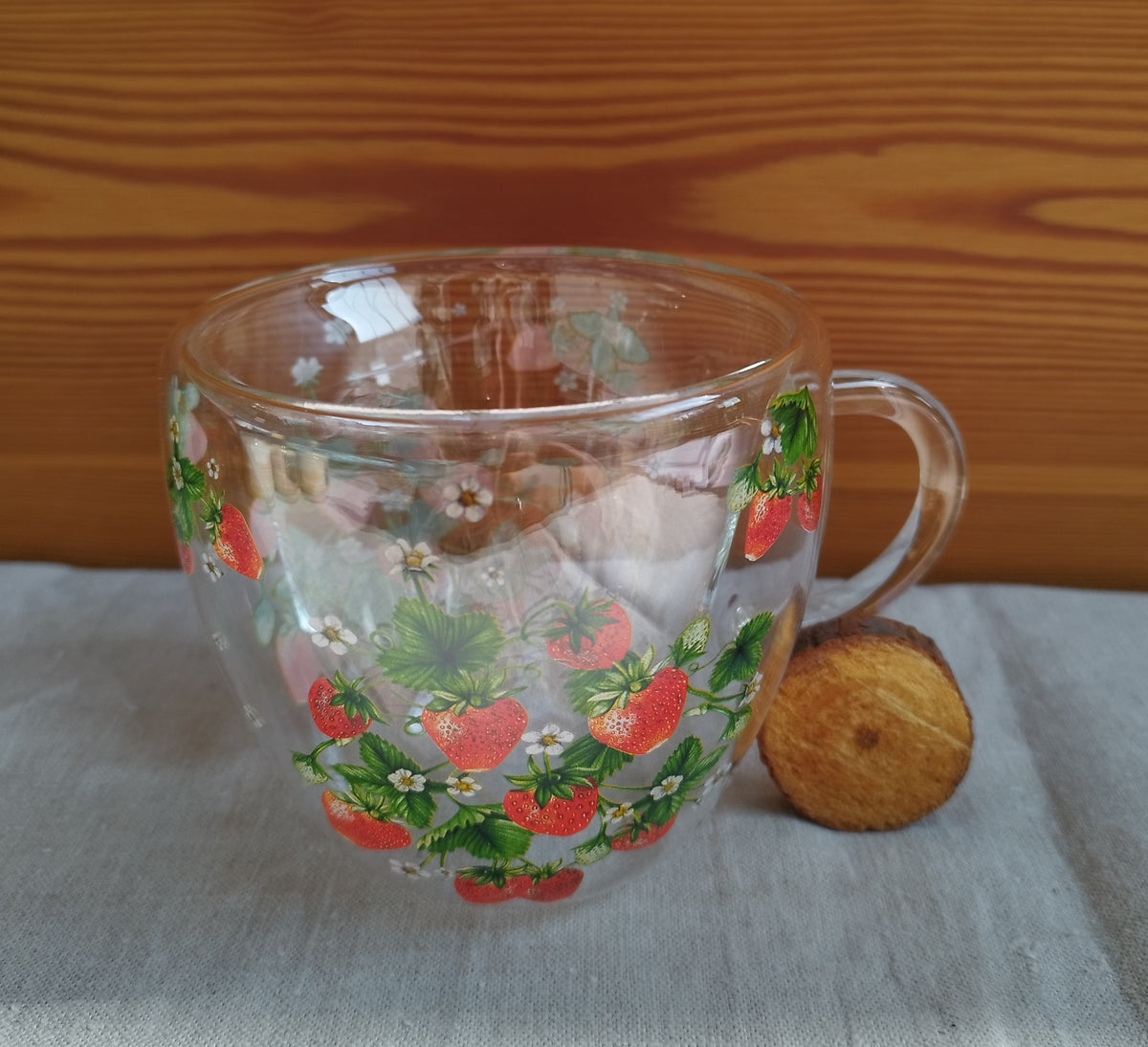 Doppelwandiges Glas mit Erdbeermotiv
