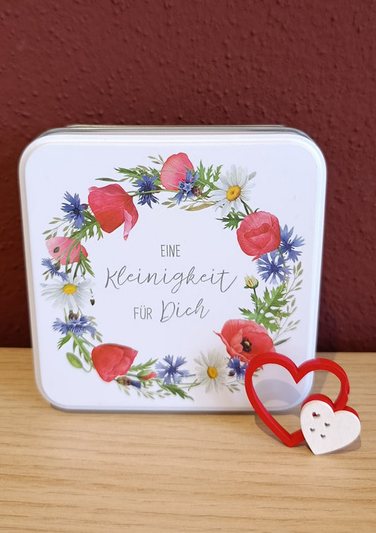 Geschenkdose „Eine Kleinigkeit für dich“ – mit Blumenkranz aus Mohn, Margeriten & Kornblumen, quadratisch