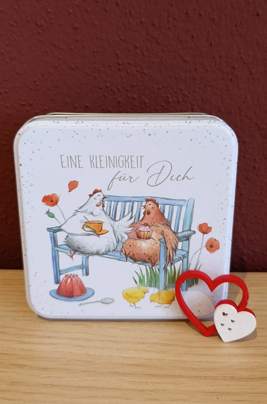 Geschenkdose „Eine Kleinigkeit für dich“ – zwei Hennen auf einer Bank mit Kaffee & Kuchen
