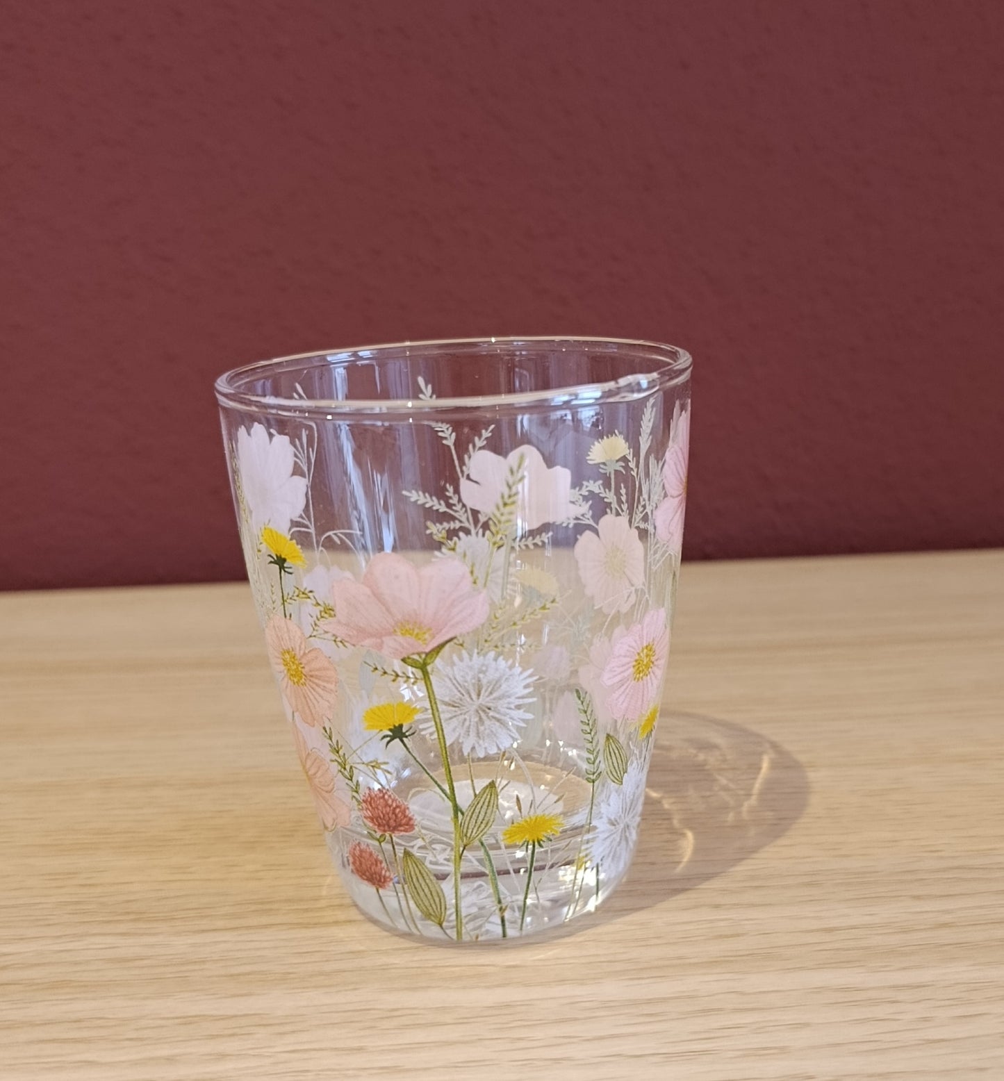 Trinkglas mit zartem Blumenmotiv