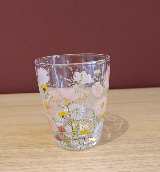 Trinkglas mit zartem Blumenmotiv