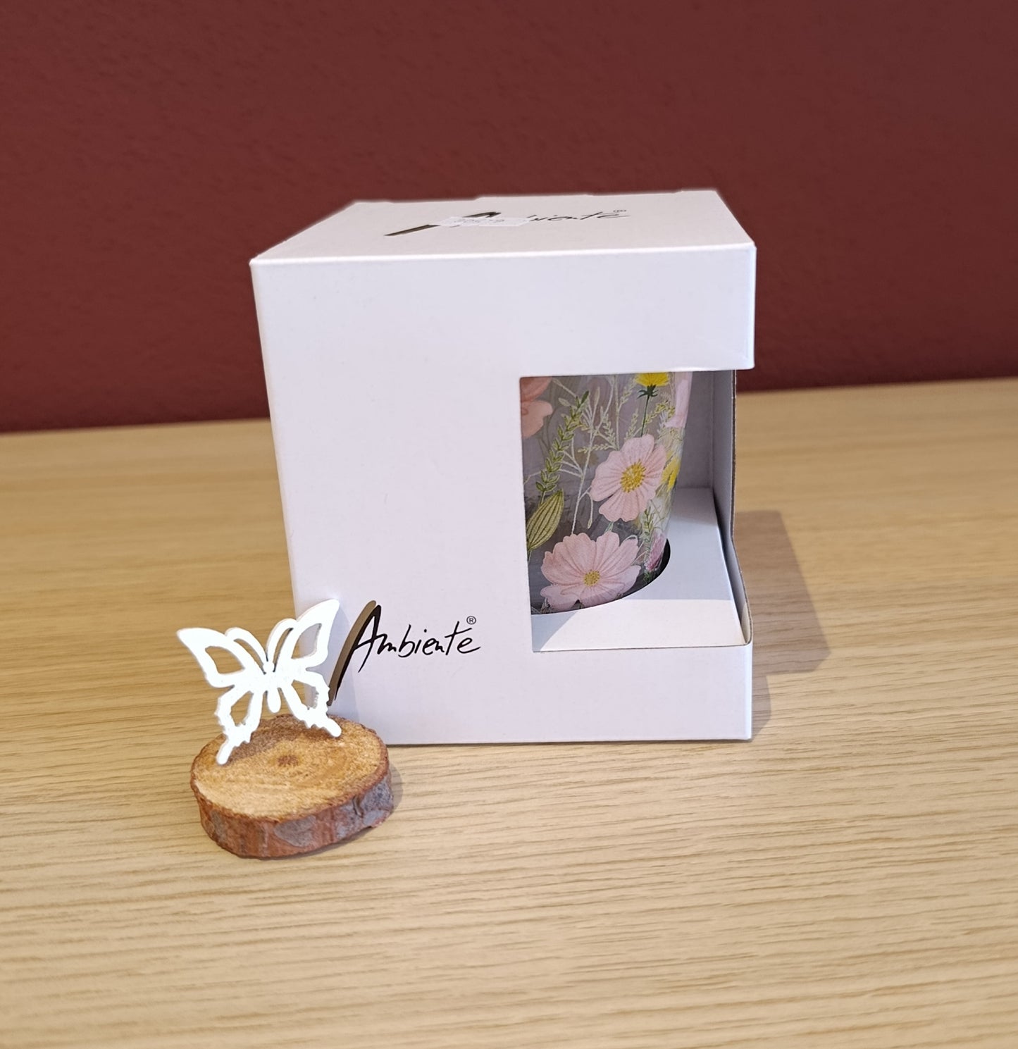 Trinkglas mit zartem Blumenmotiv