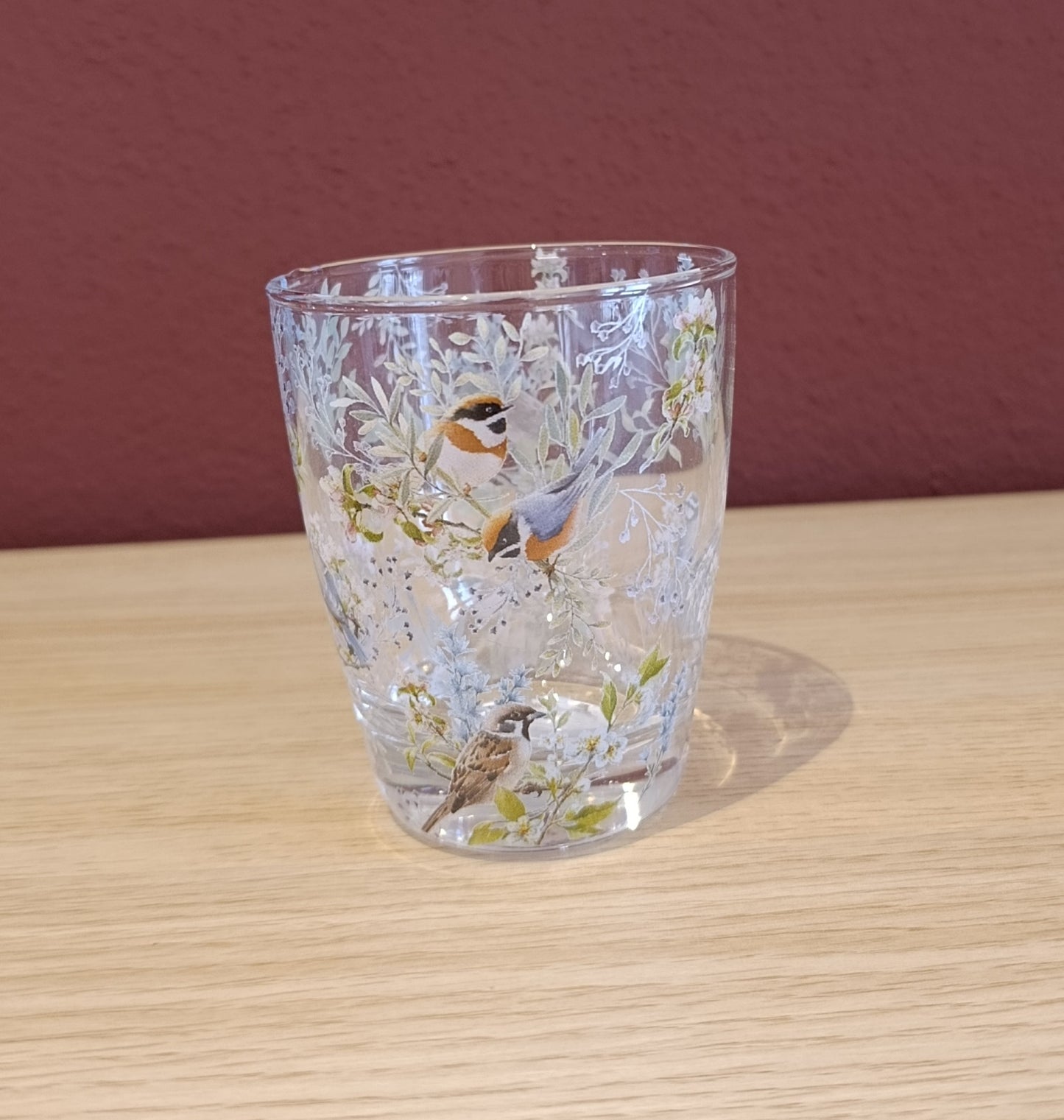Trinkglas mit verschiedenen Vögeln