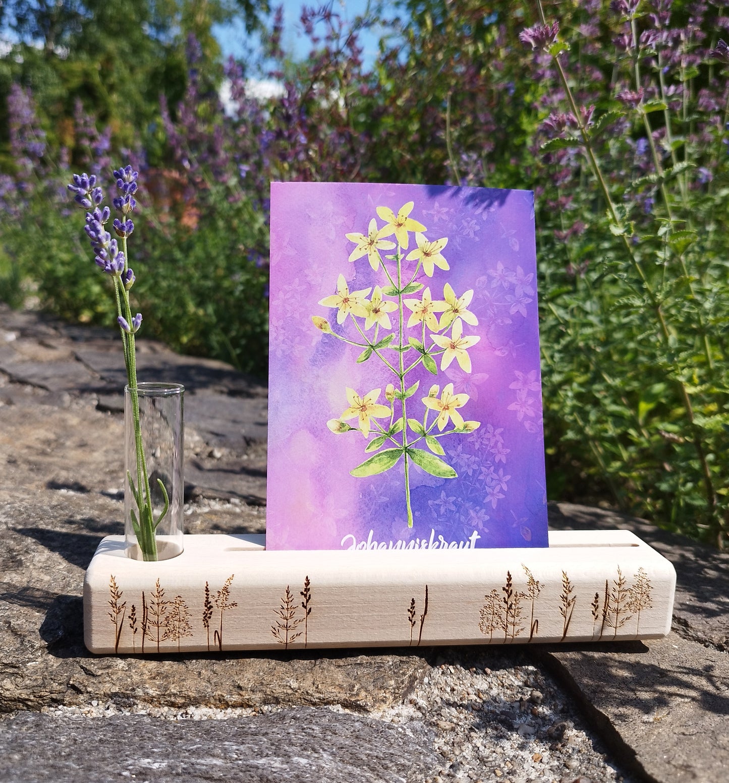 Postkartenhalter mit Blumen- & Gräservase