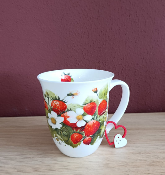 Tasse mit Erdbeeren, Blüten und Blättern