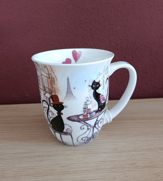 Tasse mit eleganter Katze und Eiffelturm in Paris